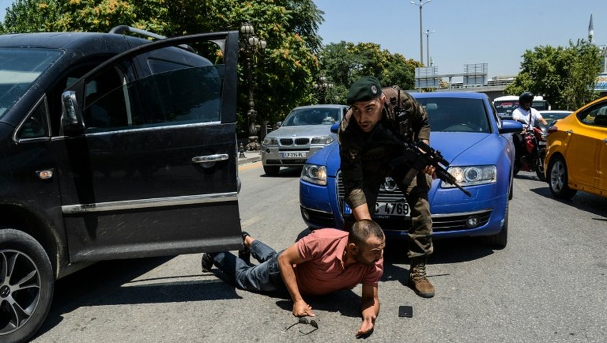 Un policier turc arrête un homme à Ankara, le 18 juillet 2016