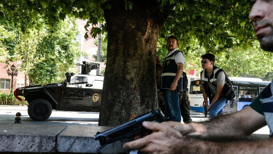 Des policiers turcs manoeuvrent à Ankara, le 18 juillet 2016