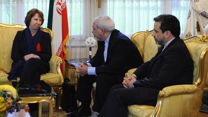 Le ministre iranien des Affaires étrangères Mohammad Javad Zarif (c), le chef des négociateurs iraniens Abbas Araghchi (d) et la chef de la diplomatie européenne Catherine Ashton, le 20 novembre 2013 à Genève