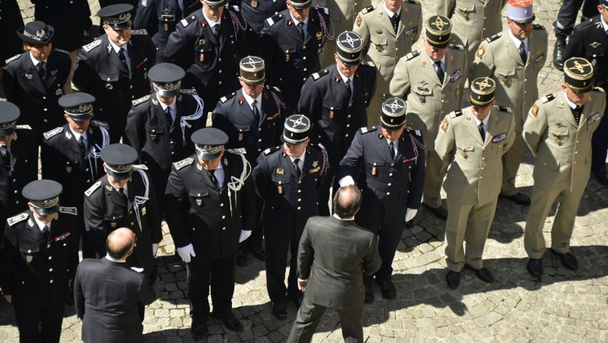 Bernard Cazeneuve et  François Hollande à leur arrivée au ministère de l'Intérieur pour la minute de silence le 18 juillet 2016 à Paris