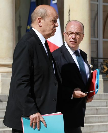 Les ministres de la Défense Jean-Yves Le Drian et de l'Intérieur Bernard Cazeneuve à l'Elysée pour le conseil de défense le 18 juillet 2016 à Paris