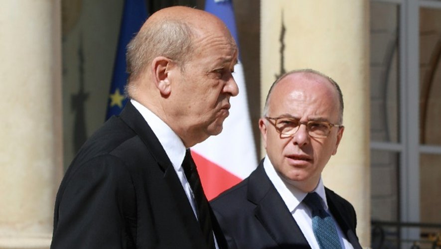 Les ministres de la Défense Jean-Yves Le Drian et de l'Intérieur Bernard Cazeneuve à l'Elysée pour le conseil de défense le 18 juillet 2016 à Paris