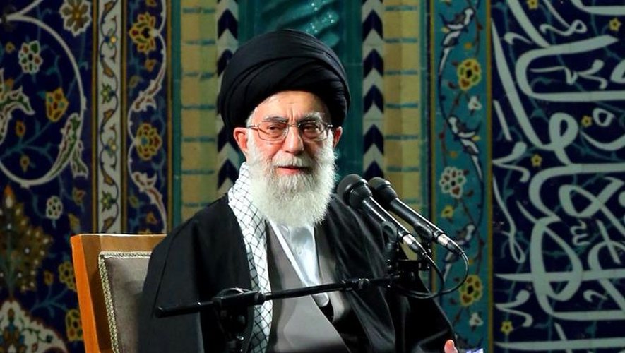 Photo fournie par le site web du guide suprême iranien l'ayatollah Ali Khamenei lors d'un discours, le 20 novembre 2013 à Téhéran