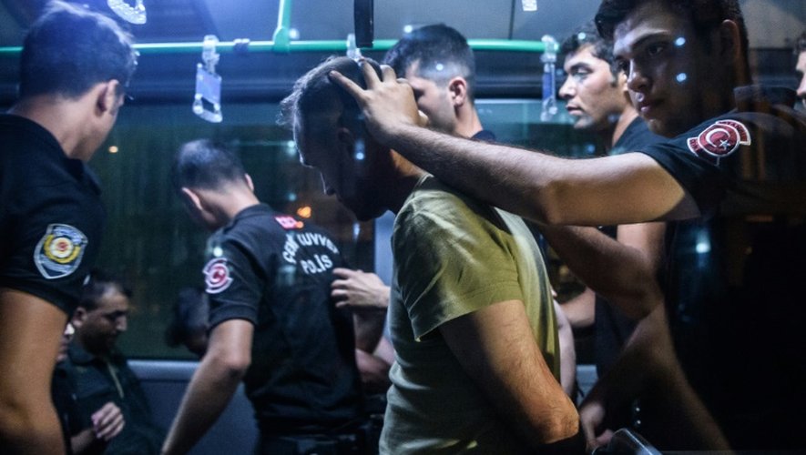 Des policiers turcs détiennent un soldat soupçonné d'avoir pris part à la tentative de coup d'Etat quittant le tribunal de Bakirkoy à Istanbul le 16 juillet 2016