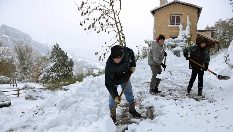 Des habitants de Valfleury déblaient la neige le 20 novembre 2013