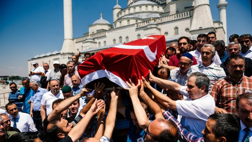 Des gens portent le cercueil de Sehidmiz Murat Inci, victime de la tentative de coup d'Etat, pendant ses funérailles à la mosquée Kocatepe à Ankara le 18 juillet 2016