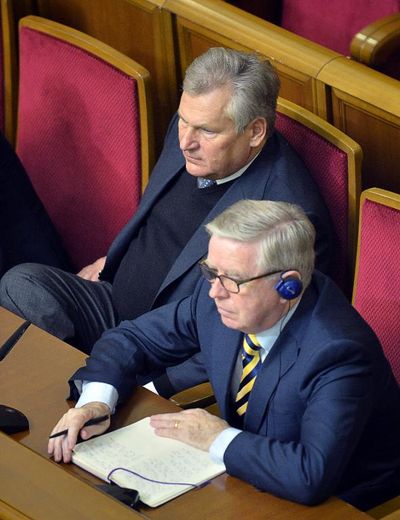 L'ex-président polonais Alexander Kwasniewski (g) et ex-président du Parlement européen Pat Cox, lors du vote du Parlement, le 21 novembre 2013 à Kiev