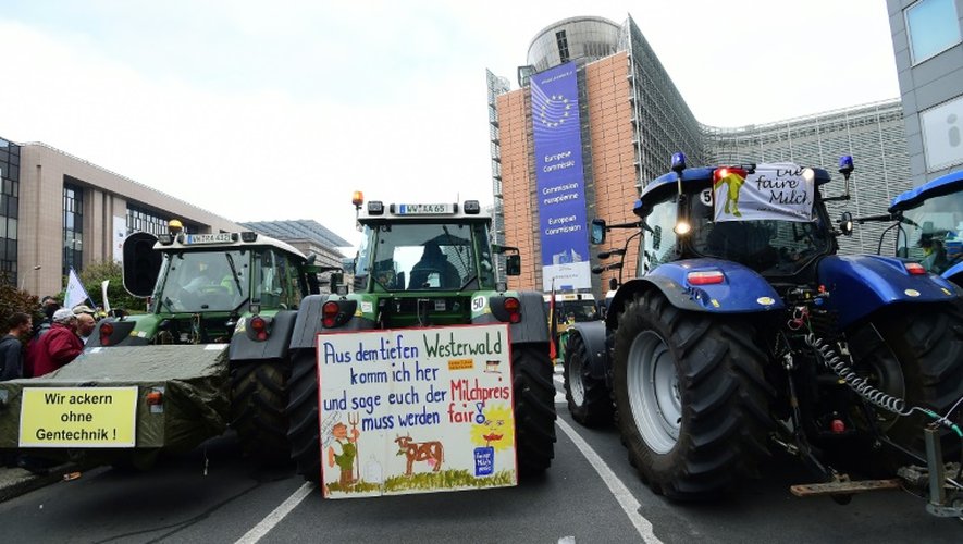 Des agriculteurs européens en tracteur manifestent devant la Commission européenne, le 7 septembre 2015 à Bruxelles