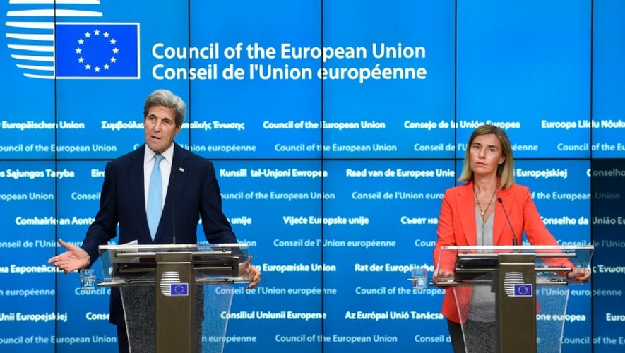 Le secrétaire d'Etat américain John Kerry et la chef de la diplomatie européenne Federica Mogherini à Bruxelles le 18 juillet 2016