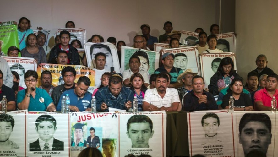 Des amis et des parents des 43 étudiants, disparus en septembre 2014, assistent à la conférence de presse de la commission indépendante qui a enquêté sur cette affaire, le 6 septembre 2015 à Mexico