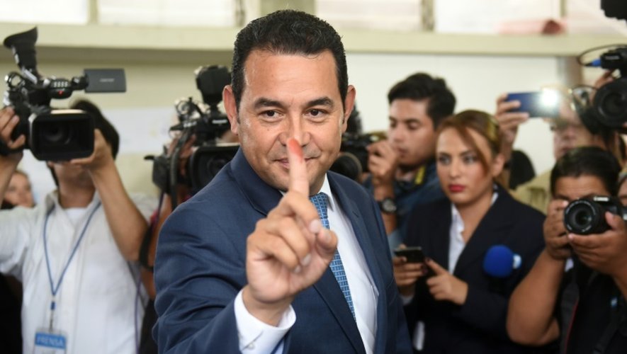Jimmy Morales après avoir voté le 6 septembre 2015 Guatemala City