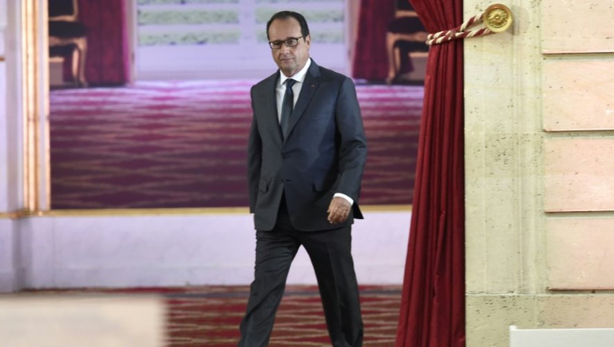 Le président Hollande arrive à la conférence de presse