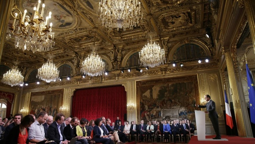 Des membres du gouvernement écoutent François Hollande pendant sa conférence de presse