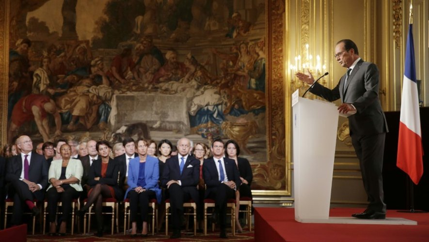 Les membres du gouvernement écoutent François Hollande pendant sa conférence de presse