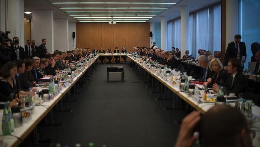 Des responsables des sociaux-démocrates du SPD et des conservateurs de la CDU/CSU réunis pour des négociations de coalition, le 21 novembre 2013 à Berlin