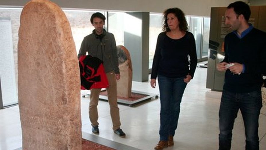 L'équipe de tournage en compagnie d'Aurélien Pierre, directeur du musée Fenaille.