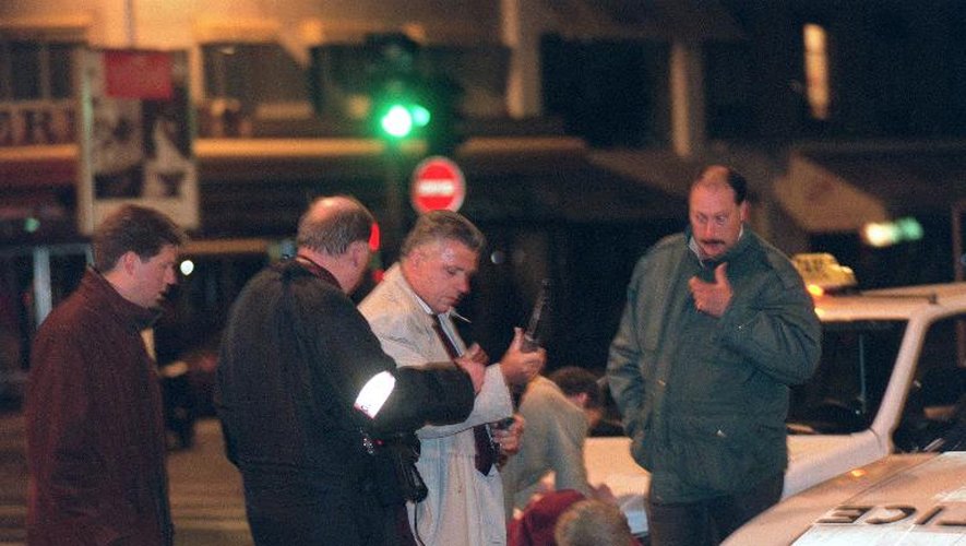 Un inspecteur de police examine le fusil à pompe abandonné par Florence Rey et son compagnon Audry Maupin, lors de la fusillade qui a fait 5 morts dans la nuit du 04 au 05 octobre 1994