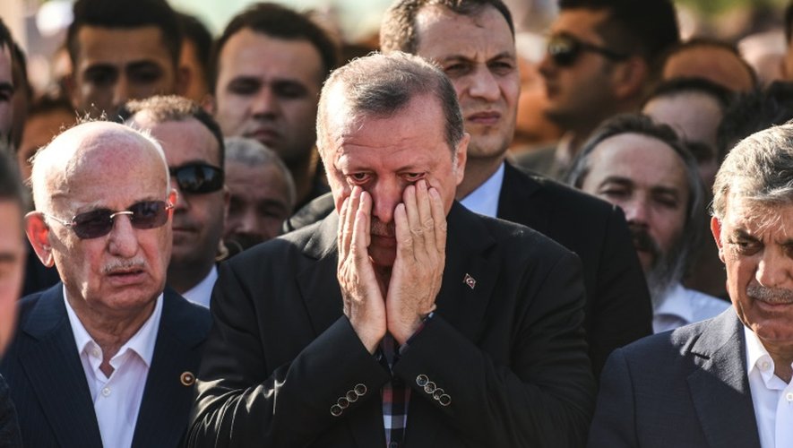 Le président turc Recep Tayyip Erdogan aux funérailles d'une victime de la tentative de coup d'Etat le 17 juillet 2016 à Istanbul