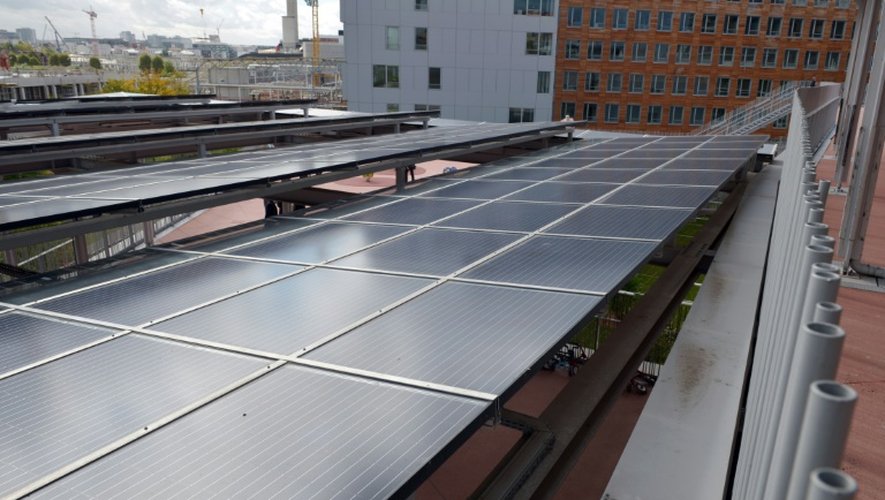 Des panneaux photovoltaïques permettent à une école de Saint-Ouen (région parisienne) de se fournir en électricité (eau chaude, éclairage.)Photo prise le 7 octobre 2015