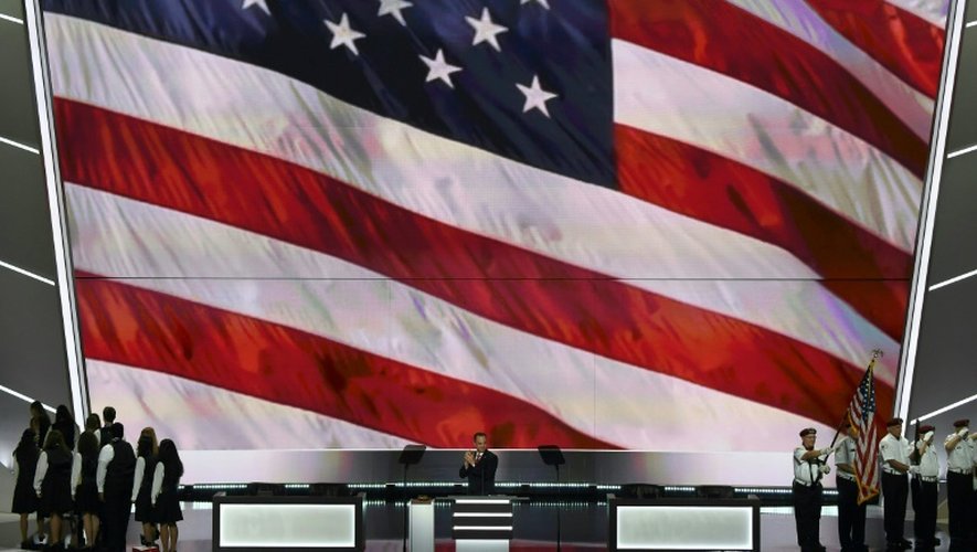 Des anciens combattants tiennent le drapeau américain sur la scène de la convention républicaine à Cleveland le 18 juillet 2016