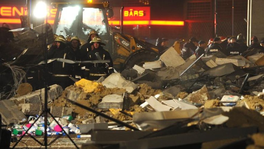 Des sauveteurs recherchent des survivants après l'effondrement du toit d'un supermarché à Riga, le 21 novembre 2013 en Lettonie