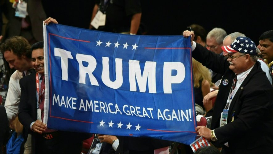 Des délégués déploient une banderole de soutien à Trump à la Convention républicaine le 18 juillet 2016 à Cleveland, Ohio
