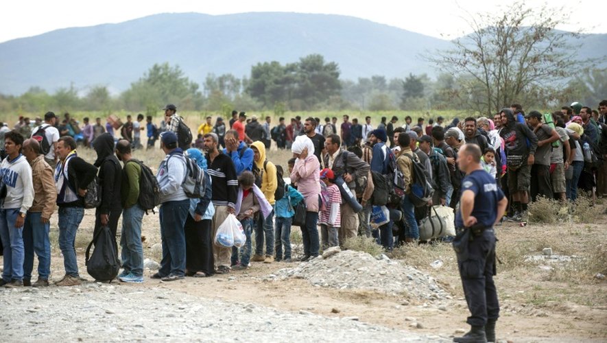 Des migrants attendent de se faire enregistrer après leur passage en Macédoine depuis la Grèce près de la ville de Gevgelija, le 7 septembre 2015