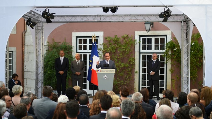 Le président François Hollande (c) fait un discours devant la communauté française, à l'ambassade de France à Lisbonne, le 19 juillet 2016