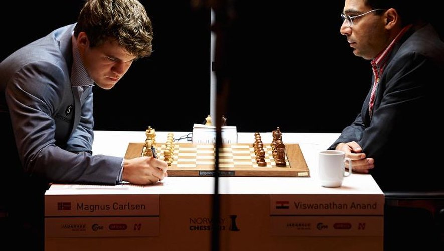 L'Indien Viswanathan Anand (d) et le Norvégien Magnus Carlsen (g) lors d'un match au championnat du monde d'échecs, le 9 mai 2013 en Norvège