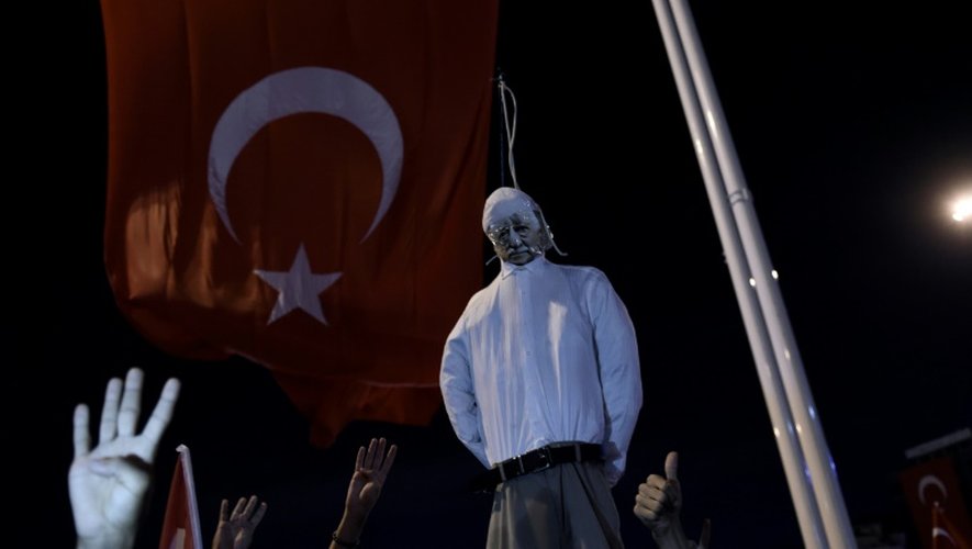 Des partisans d'Erdogan pendent une effigie du prédicateur Fethullah Gulen lors d'un rassemblement place Taksim à Istanbul le 18 juillet 2016
