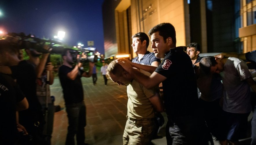Des militaires supposés avoir participé au putsch manqué, à la sortie du tribunal dans la quartier Bakirkoy le 16 juillet 2016 à Istanbul