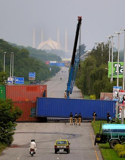 Les grandes artères d'Islamabad ont été bloquées par des containers le 14 aout 2014, jour où est prévue une grande manifestation anti-gouvernementale
