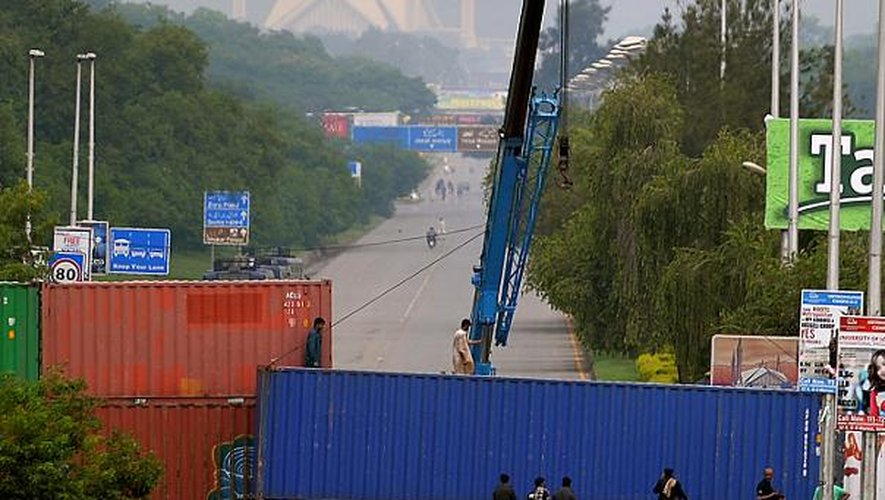 Les grandes artères d'Islamabad ont été bloquées par des containers le 14 aout 2014, jour où est prévue une grande manifestation anti-gouvernementale