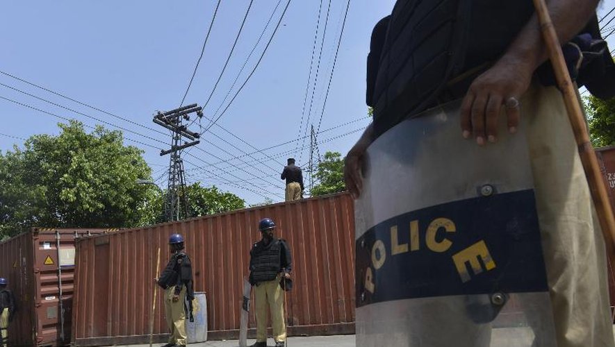 Forces de police déployées dans les rues de Lahore le 13 aout 2014, près du domicile de l'opposant Tahir ul-Qadri