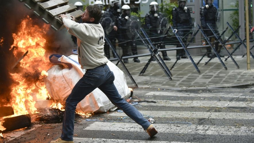 Un fermier met le feu à des pneus devant l'UE à Bruxelles lors de la manifestation le 7 septembre, 2015