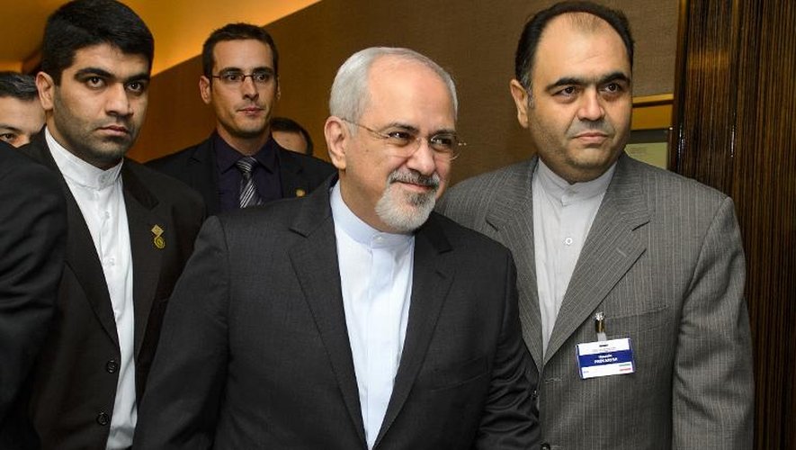 Le ministre iranien des Affaires étrangères Mohammad Javad Zarif (c) arrive pour le 3 jour de négociations sur le nucléaire iranien, le 22 novembre 2013 à Genève