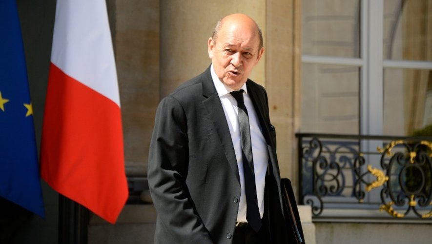 Le ministre de la Défense Jean-Yves Le Drian à la sortie du Conseil des ministres le 19 juillet 2016 à l'Elysée à Paris