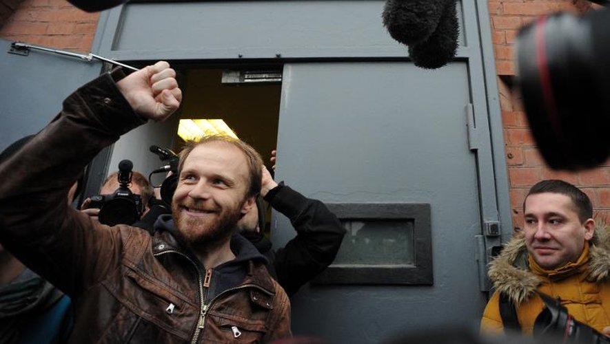 Le photographe russe Denis Sinyakov, membre de Greenpeace, à sa sortie de détention, le 21 novembre 2013 à Saint-Pétersbourg