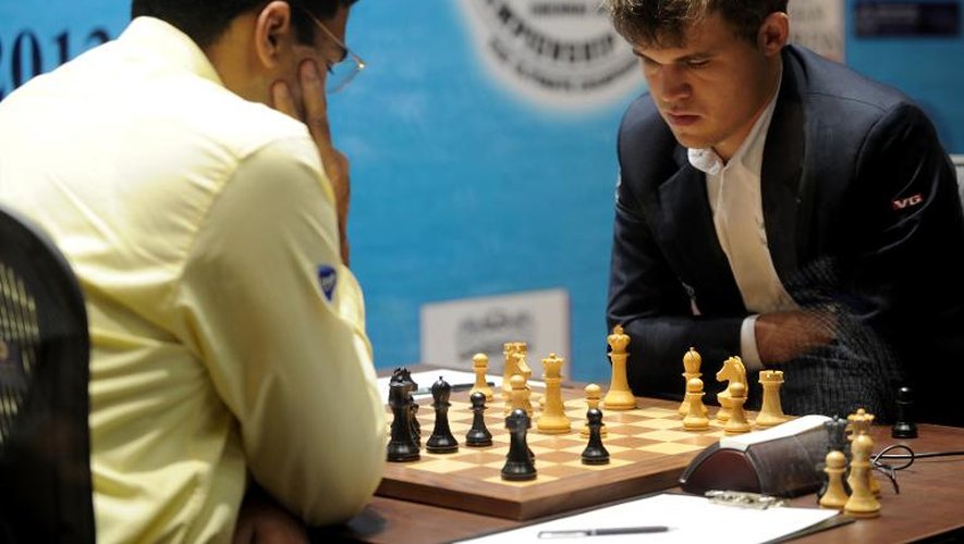 Le Norvégien Magnus Carlsen, nouveau champion du monde d'échecs, (d) joue contre l'Indien Vishwanath Anand, ancien tenant du titre, le 22 novembre 2013 à Chennai, en Inde