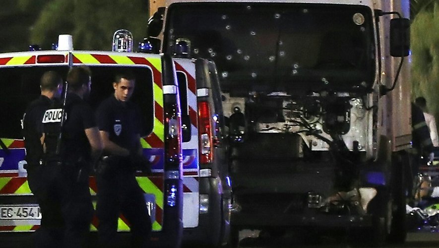 Des policiers devant le camion utilisé pour l'attentat, le 18 juillet 2016 à Nice
