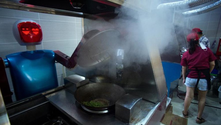 Un robot fait la cuisine dans un restaurant de Kunshan, dans l'est de la Chine, le 13 août 2014