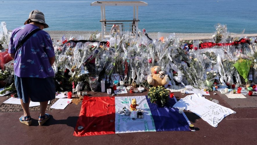 Drapeau tricolore et fleurs sur la Promenade des Anglais rouverte à la circulation le 19 juillet 2016 à Nice