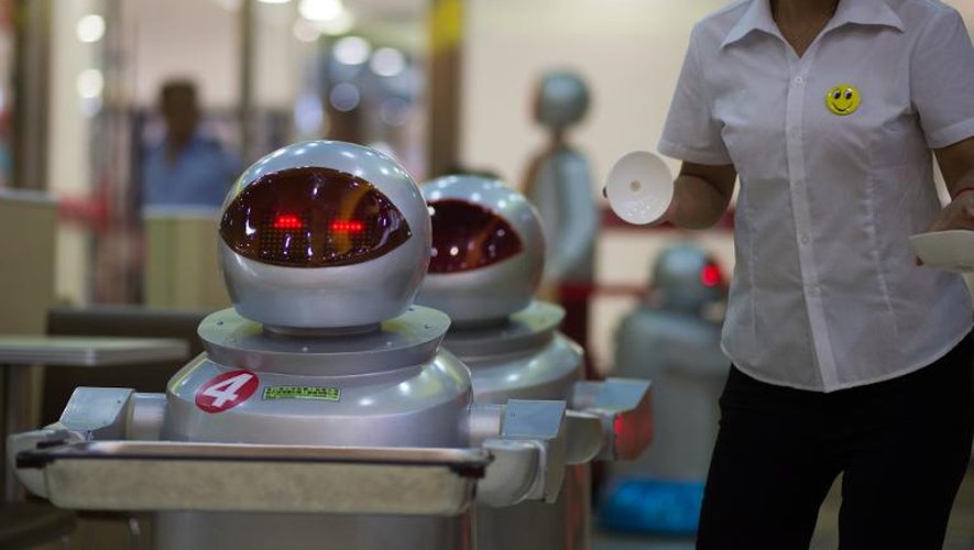 Des robots font le service dans un restaurant de Kunshan, dans l'est de la Chine, le 13 août 2014