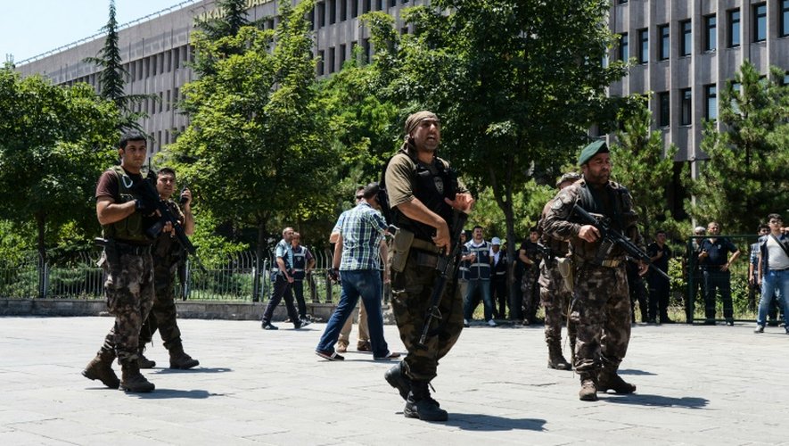 Des policiers turcs patrouillent devant le palais de justice d'Ankara le 18 juillet 2016