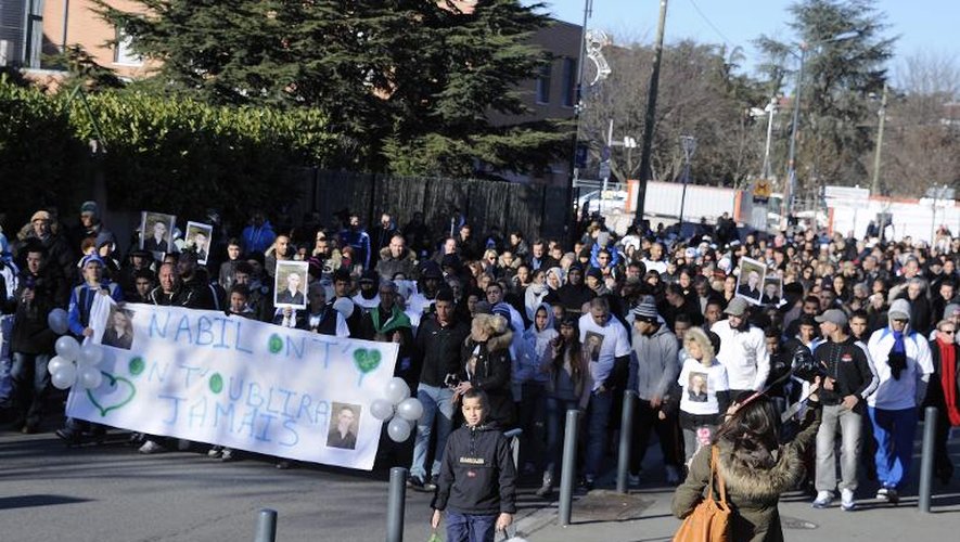 Cinq cent personnes participent à une marche silencieuse, le 15 décembre 2013 à Toulouse, en hommage à Nabil Benani, tué une semaine plus tôt dans le quartier des Izards
