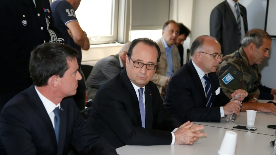 François Hollande entre Manuel Valls et Bernard Cazeneuve lors d'une réunion le 15 juillet 2016 à la préfecture de Nice