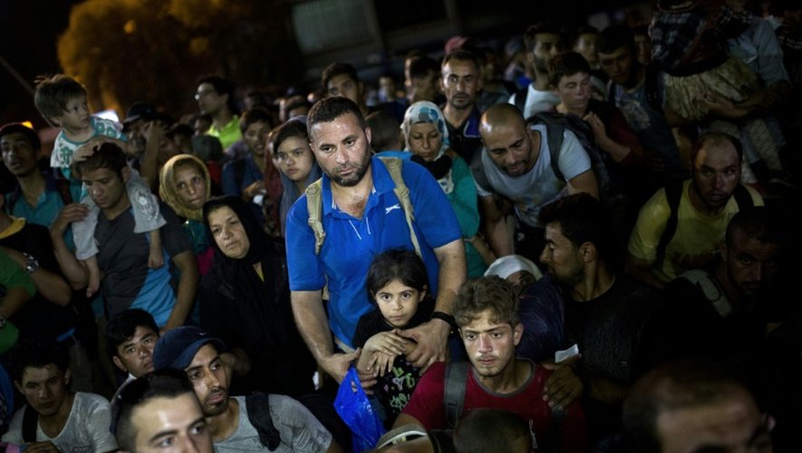 Des migrants rassemblés le 7 septembre 2015 dans le port de Lesbos en Grèce