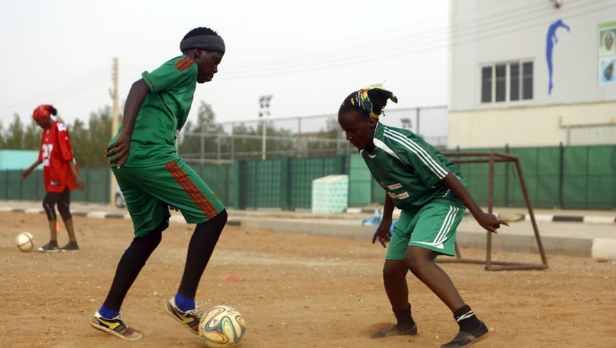 Des footballeuses soudanaises de l'équipe "le Défi" s'entraînent, le 13 août 2015, près de l'aéroport de Khartoum