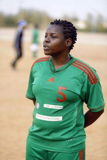 Sara Edward, joueuse et entraîneuse de l'équipe de footballeuses "le Défi", le 13 août 2015 sur le terrain d'entraînement, près de l'aéroport de Khartoum