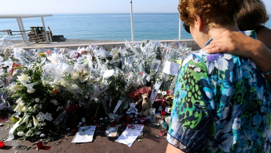 Recueillement devant le mémorial dédié aux victimes de l'attentat du 14 juillet, le 19 juillet 2016 à Nice